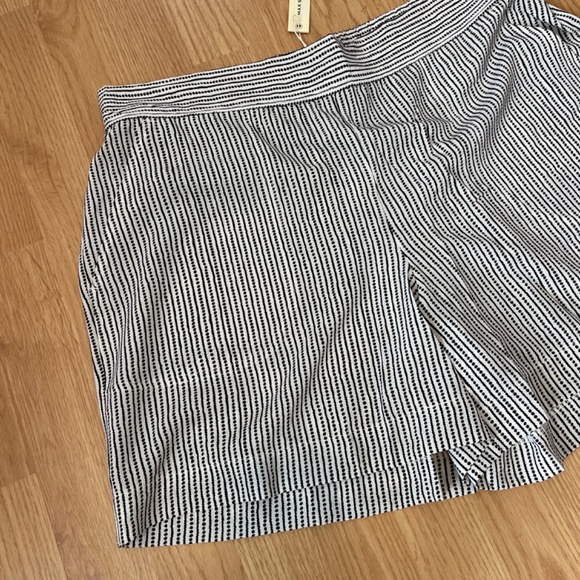 NWT Max Studio Light Weight Pull On Stretch Waist Black and White Shorts Size 1X - Picture 3 of 6